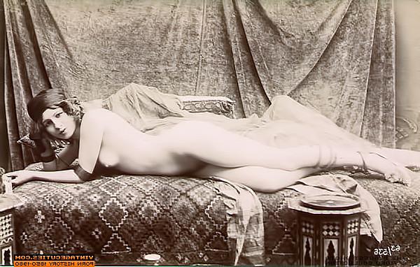 10P Vintage erotica of curvy babes posing for artful nudes