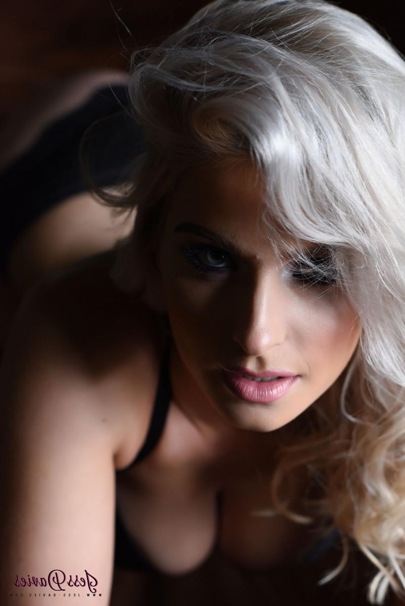 16P Busty topless blonde with soft tits