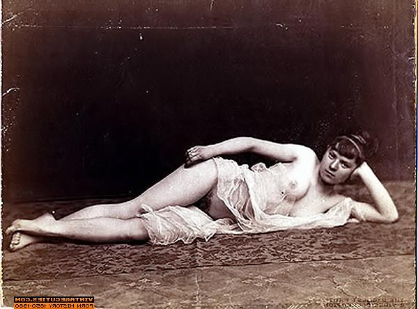 10P Artful vintage nudes of classic models arousing bodies