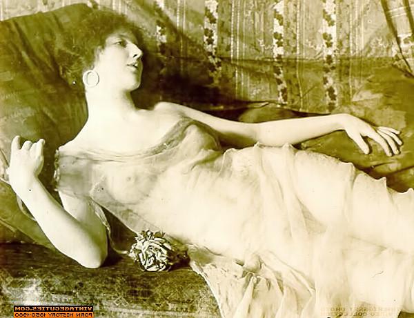 10P Artful vintage nudes of classic models arousing bodies