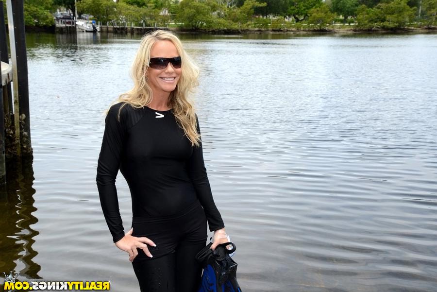 12P She ripped her wetsuit off and gave Levi her juicy pussy