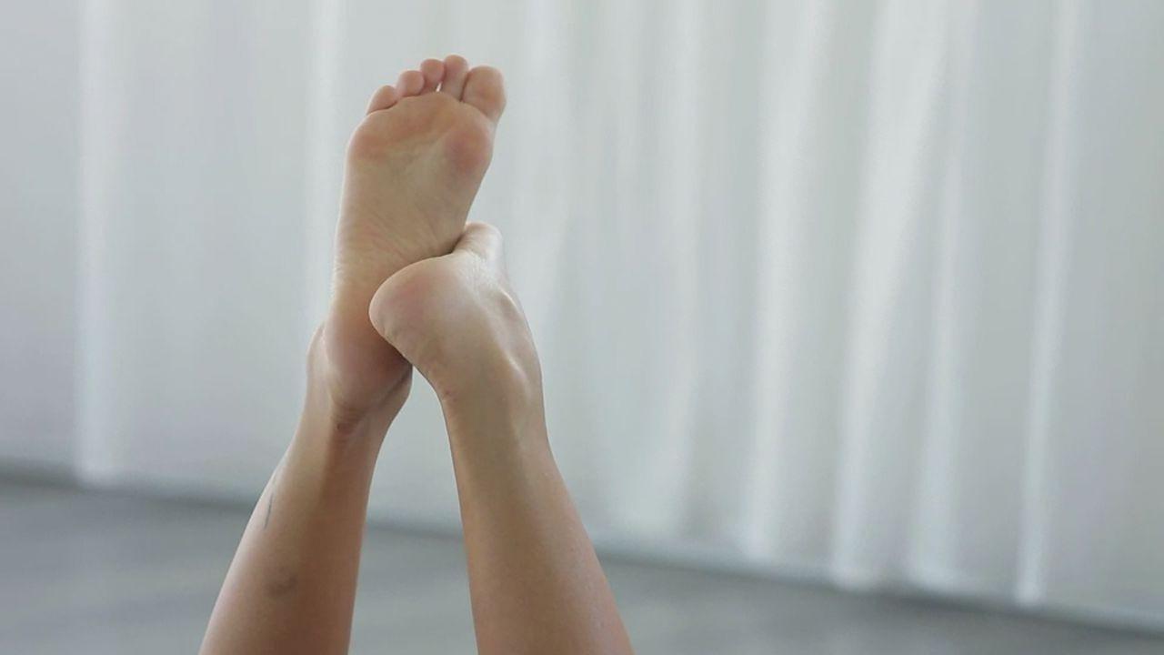 16P Gorgeous euro babe Gina Devine has some sexy feet