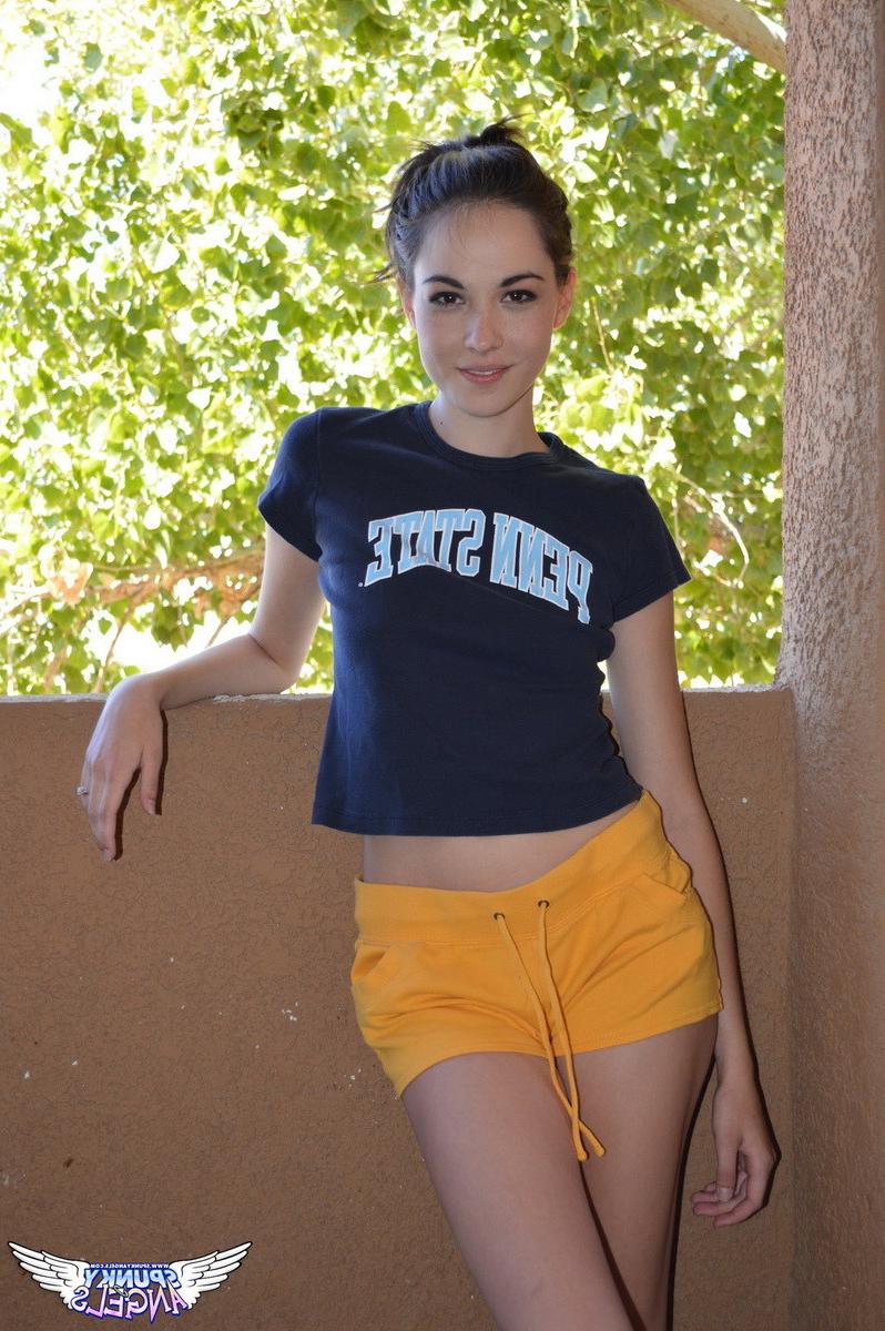 12P Teen teasing with her pussy as she pulls down her shorts