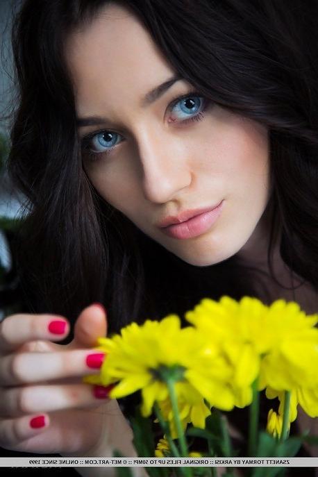 15P Blue eyed babe Zsanett Tormay poses nude