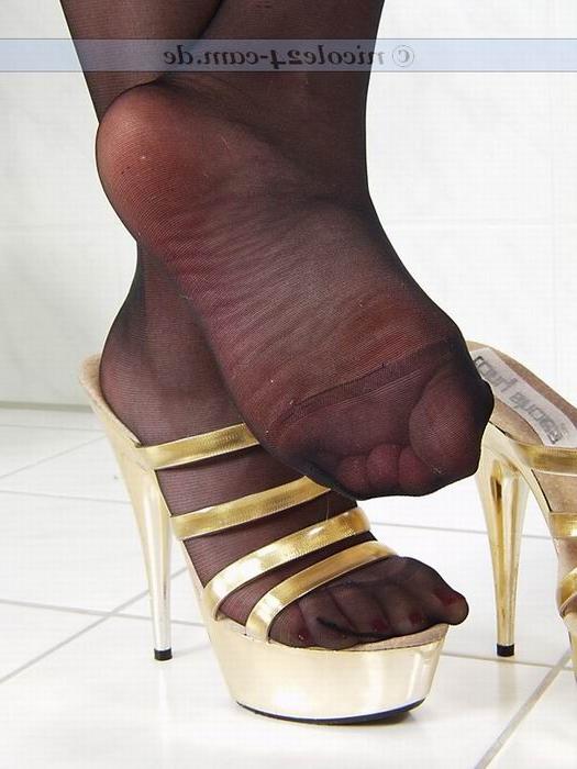 16P Foot fetish queen Nicole in hot high heels