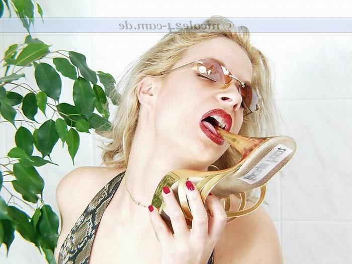 16P Foot fetish queen Nicole in hot high heels