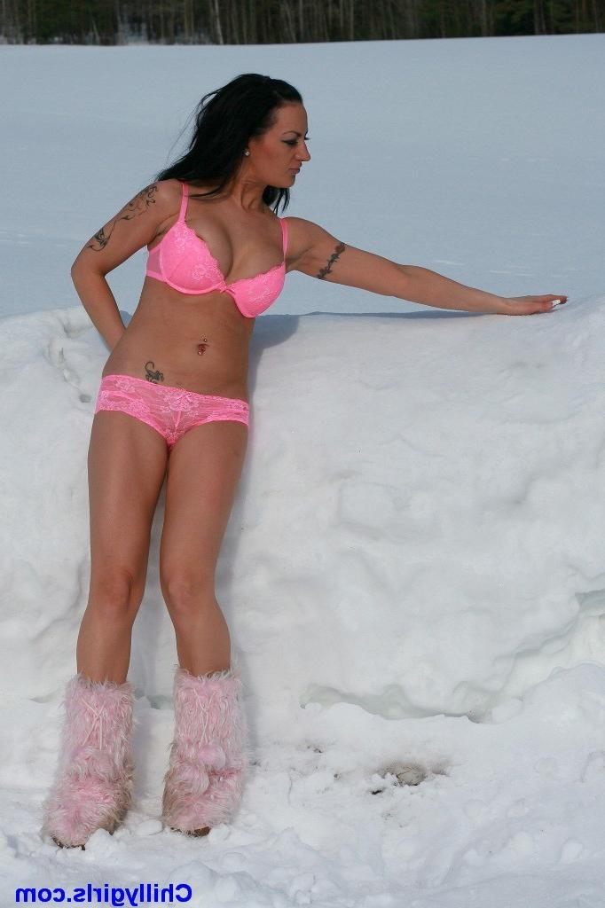 20P Hot topless girl posing in snow