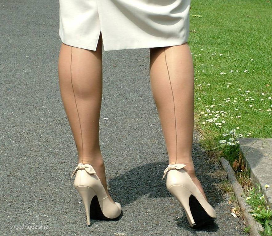 15P Amateur babe posing in stockings outdoors