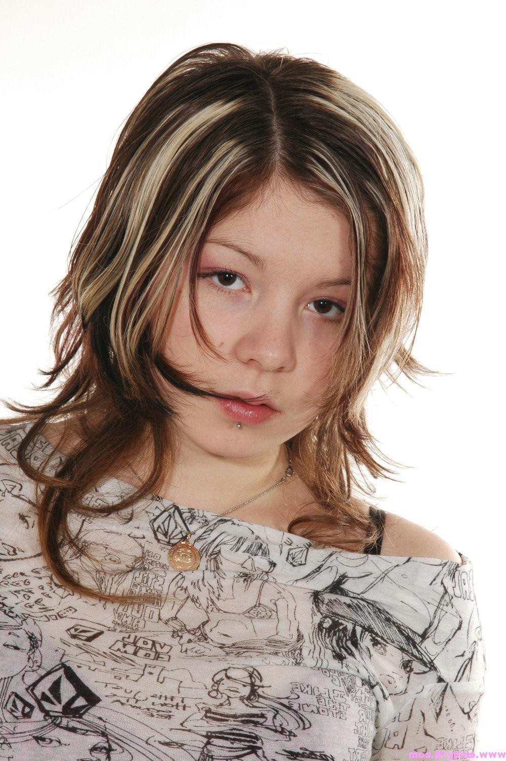 16P Beautiful teen girl topless