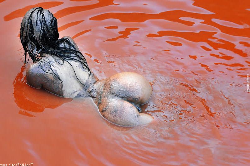 16P Nude beauty smearing her body in red mud outdoors in rocky pool