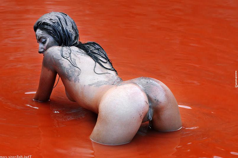 16P Nude beauty smearing her body in red mud outdoors in rocky pool