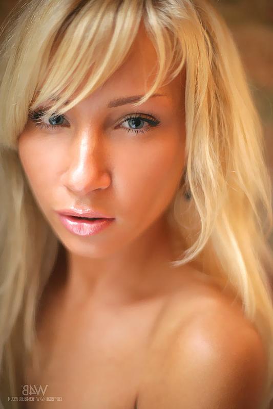 15P This babe looks like the ultimate goddess with those mysterious eyes. Nothing li