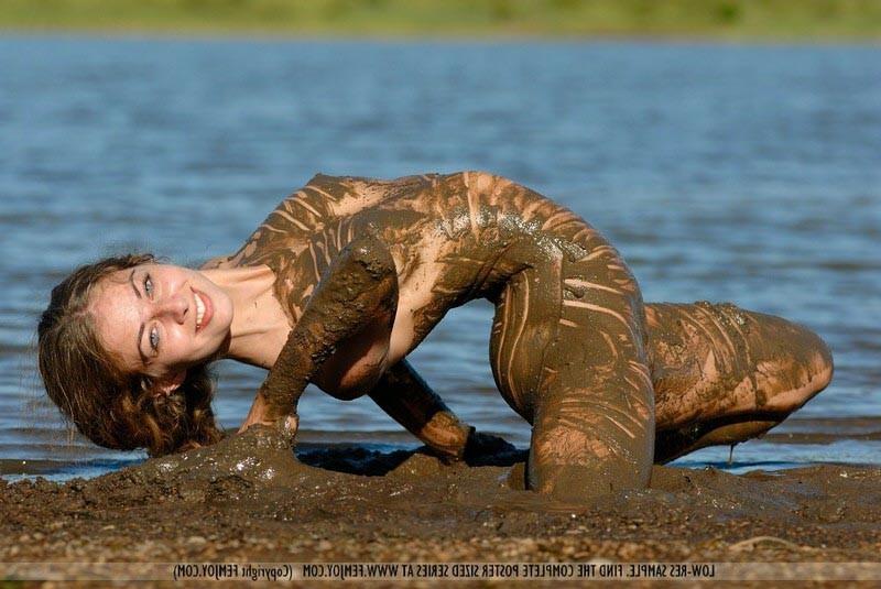 16P Stunning Babe Covered In Mud
