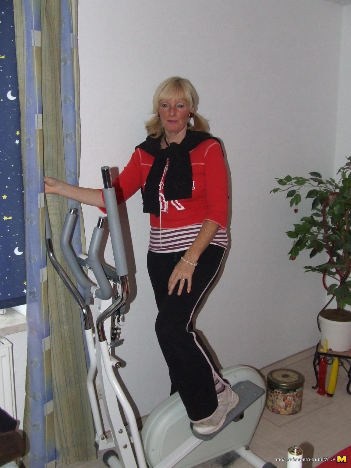 16P Mature slut working the hometrainer naked
