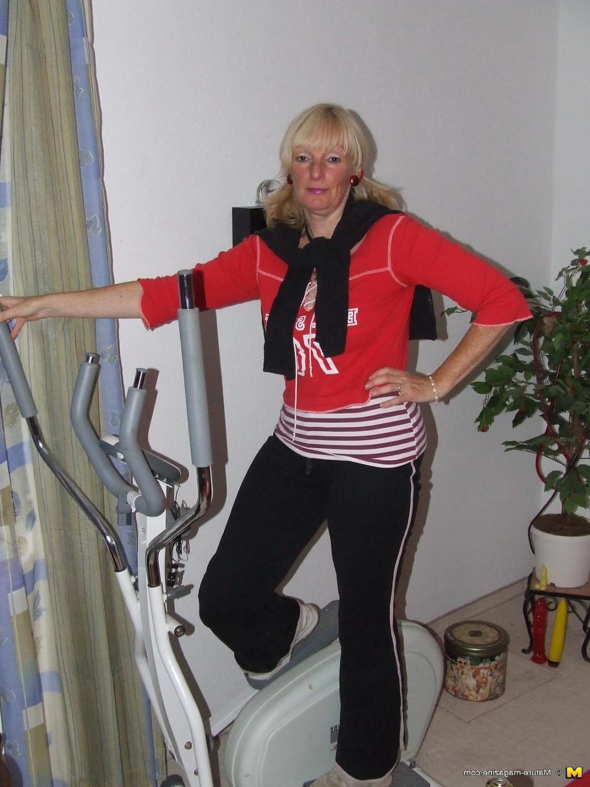 16P Mature slut working the hometrainer naked