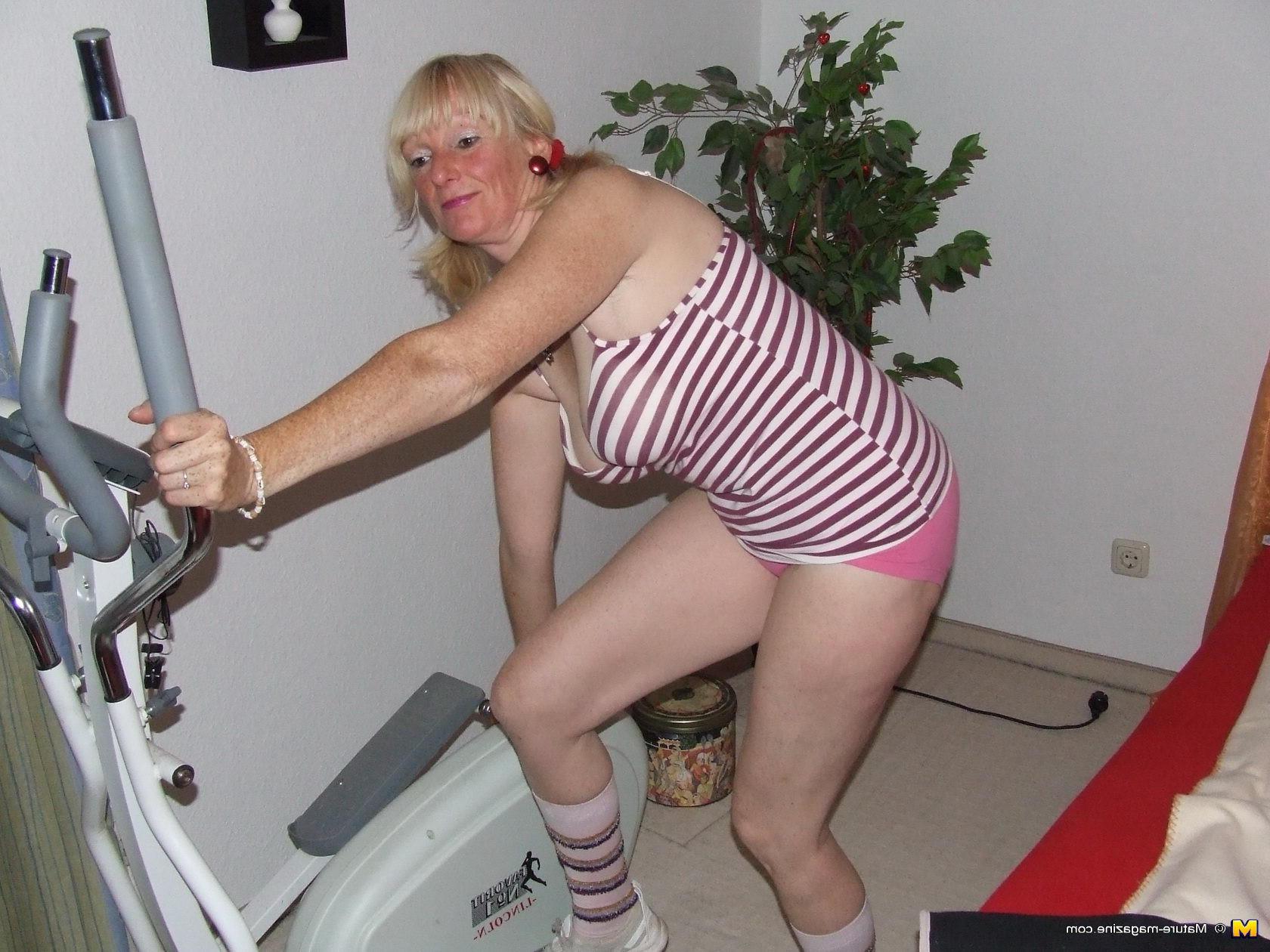 16P Mature slut working the hometrainer naked