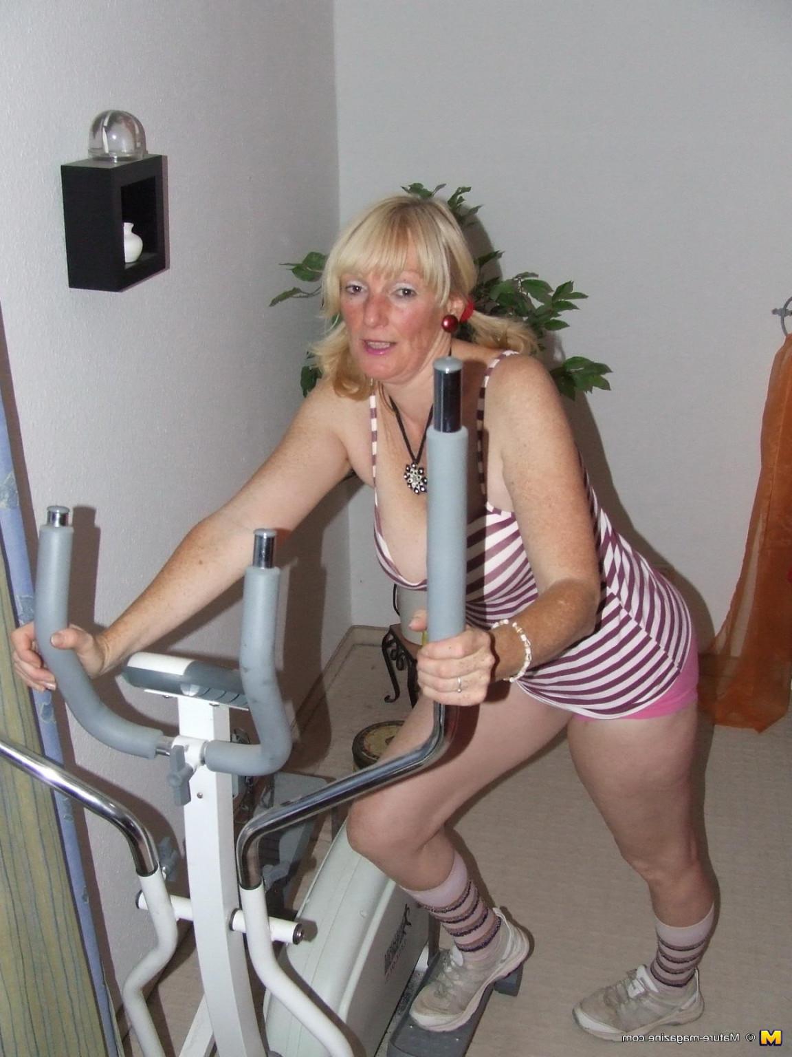 16P Mature slut working the hometrainer naked