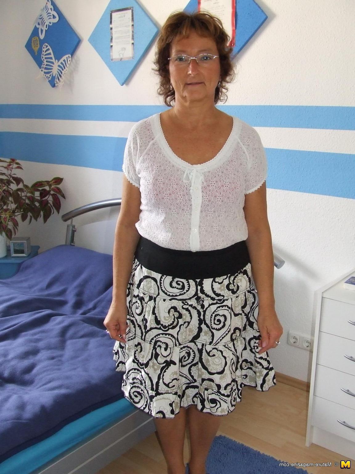 16P Kinky mature Gabriele loves to be tied up