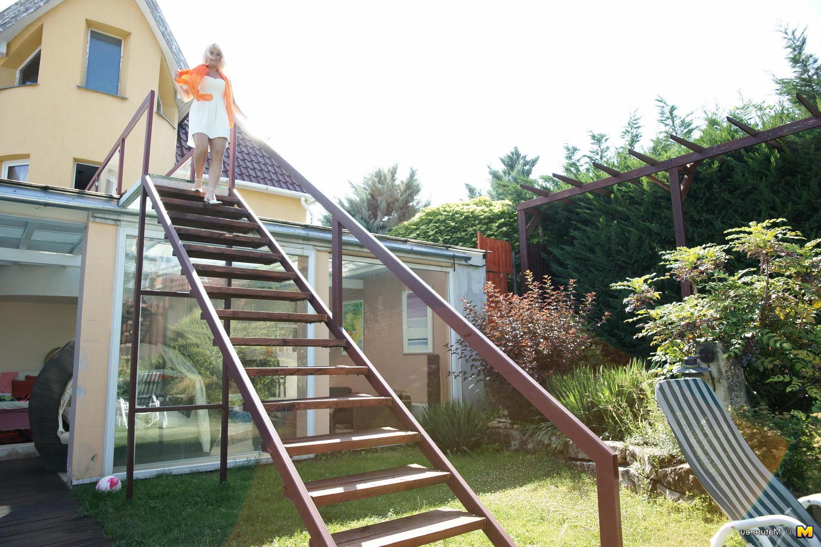 16P This housewife loves to play dirty in the garden