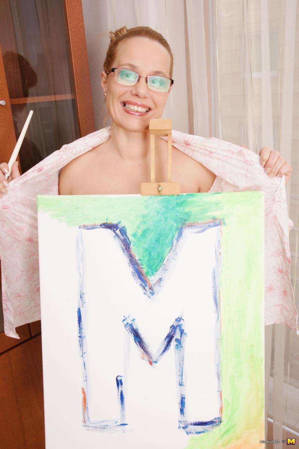 16P Naughty mature lady playing with paint
