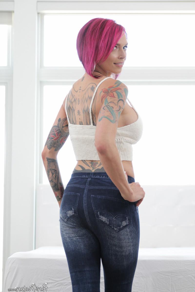 15P Anna Bell Peaks gets her snatch splattered with fresh jizz