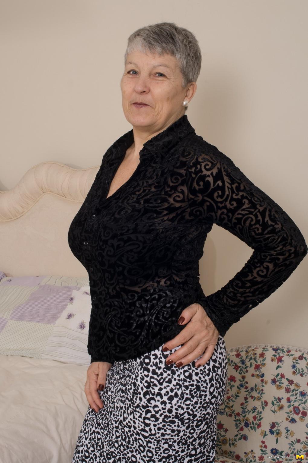 16P British big breasted mature lady getting naughty