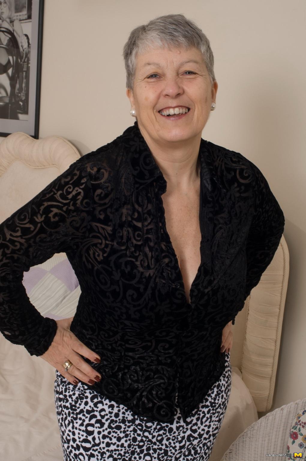 16P British big breasted mature lady getting naughty