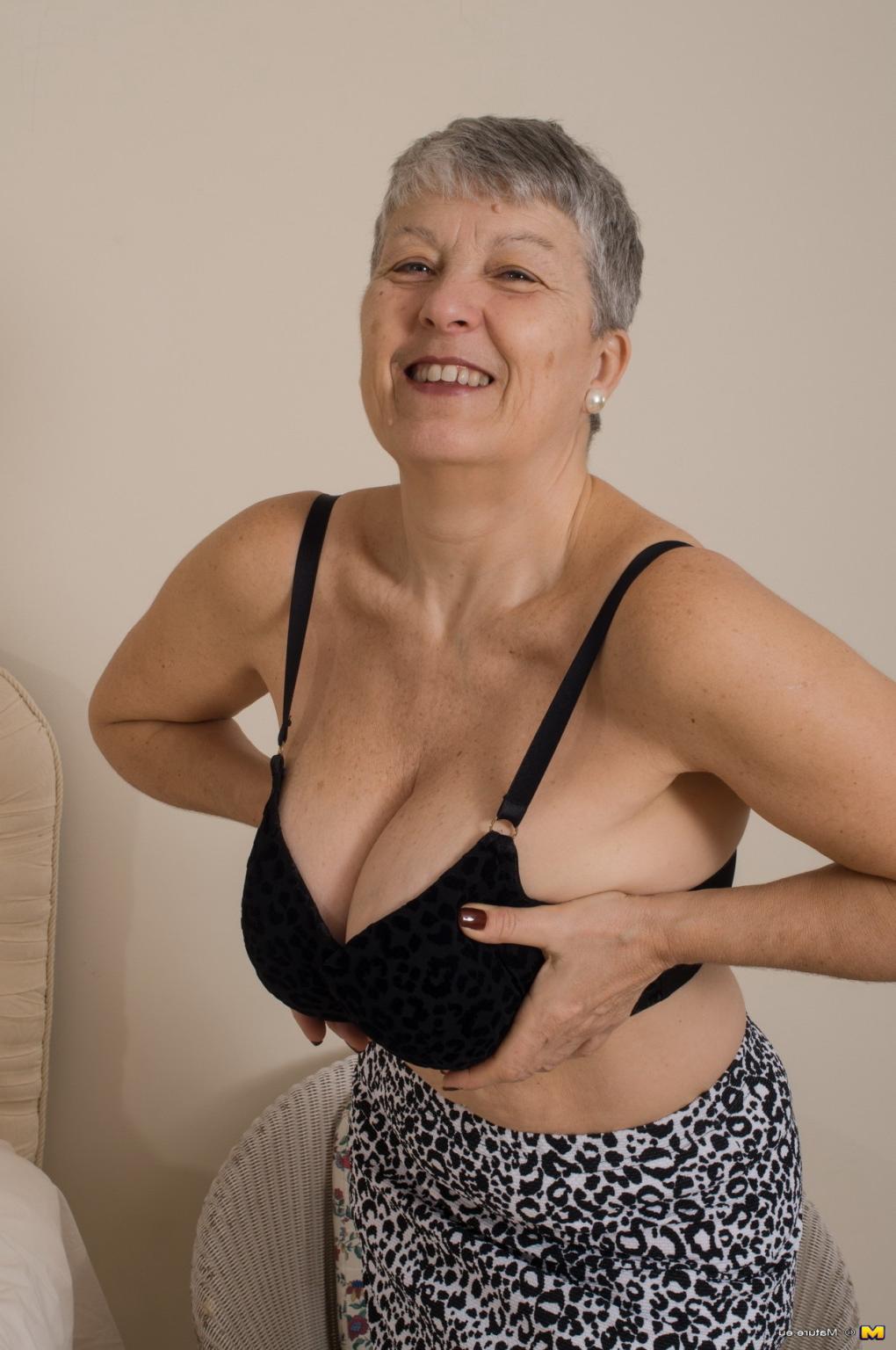 16P British big breasted mature lady getting naughty