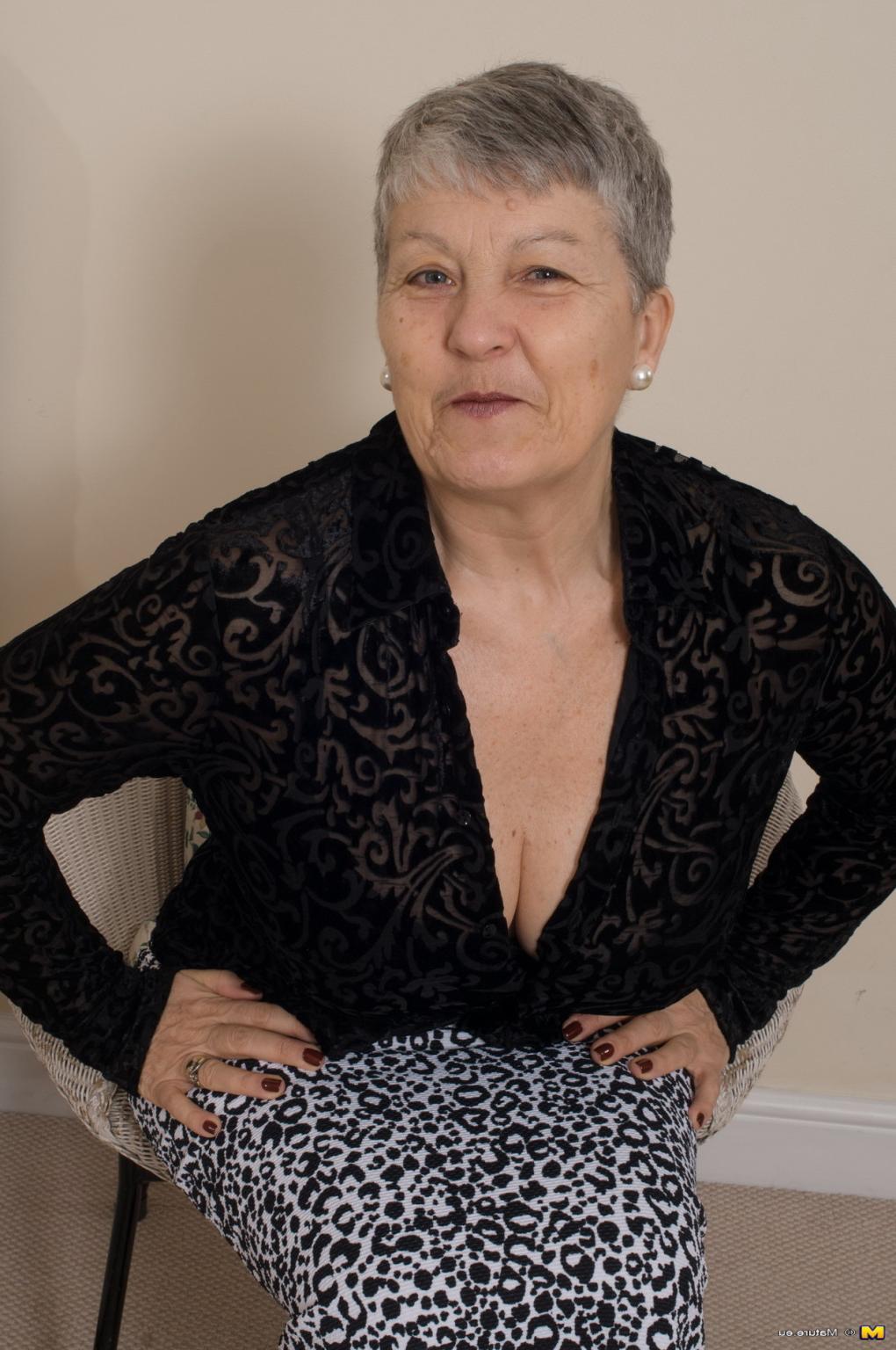 16P British big breasted mature lady getting naughty