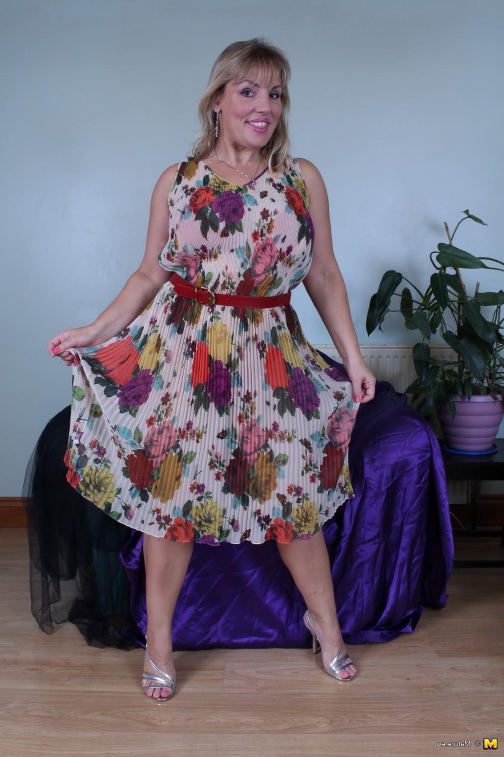 16P Blonde thick British housewife playing with herself