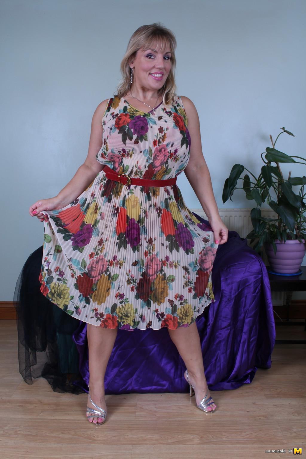 16P British Blonde thick housewife showing off her dirty mind