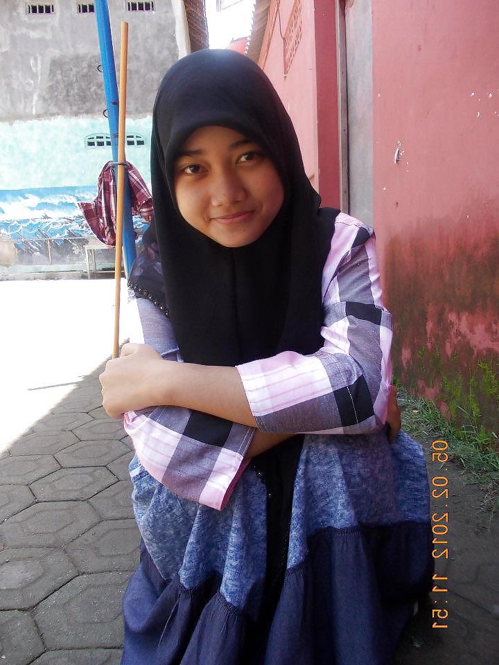 8P Hijab feet