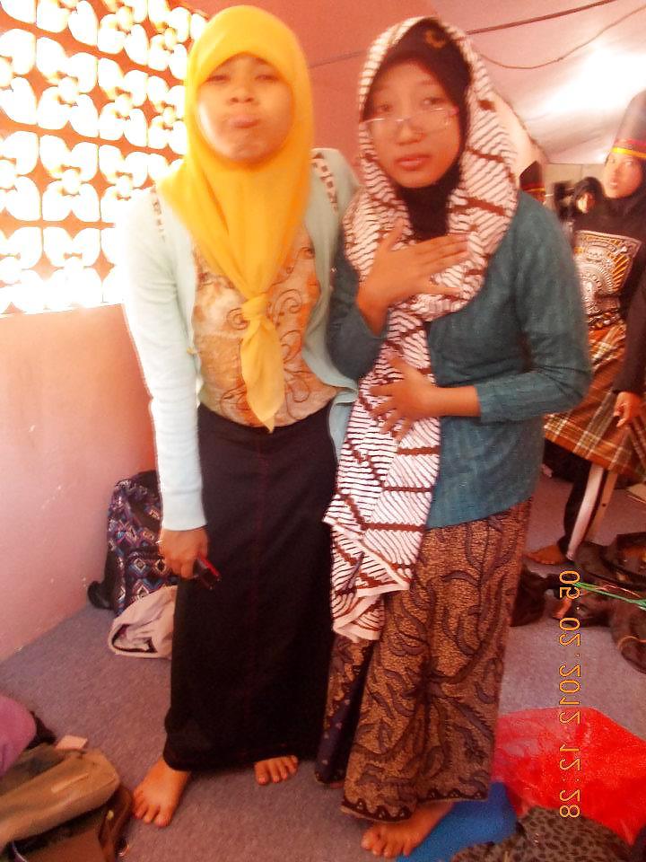 8P Hijab feet