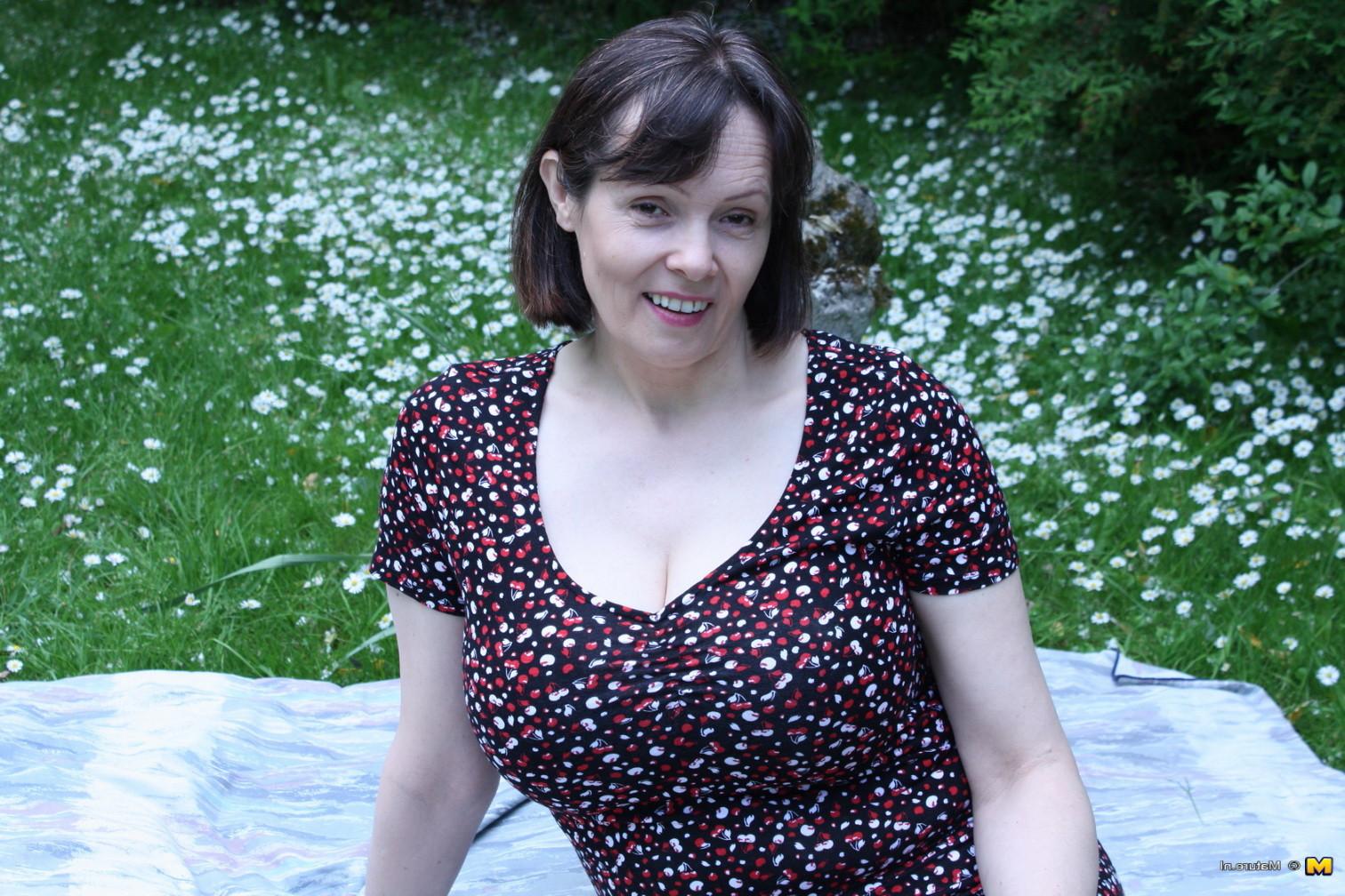 16P Horny British housewife doing her toy boy in the grass