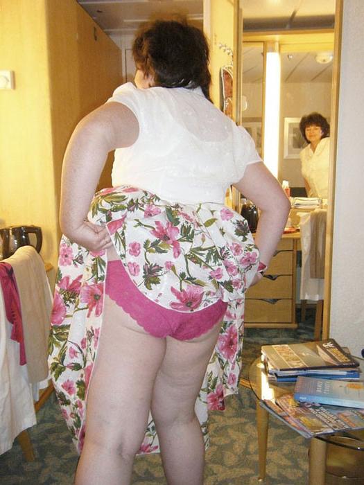 15P mature ladies outdoor