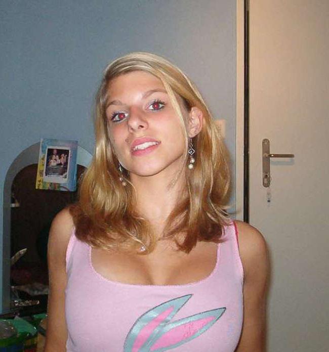 16P Pictures of a hot babe exposing her large juggs