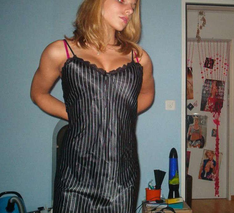 16P Pictures of a hot babe exposing her large juggs