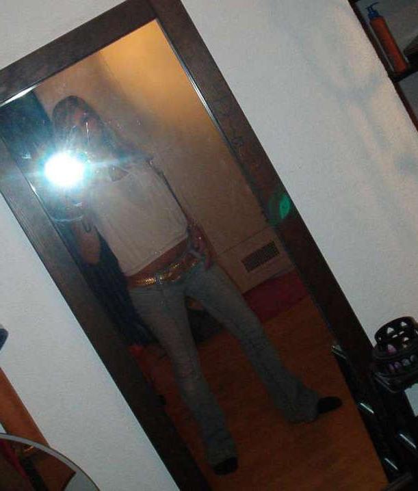 16P Pictures of a hot babe exposing her large juggs