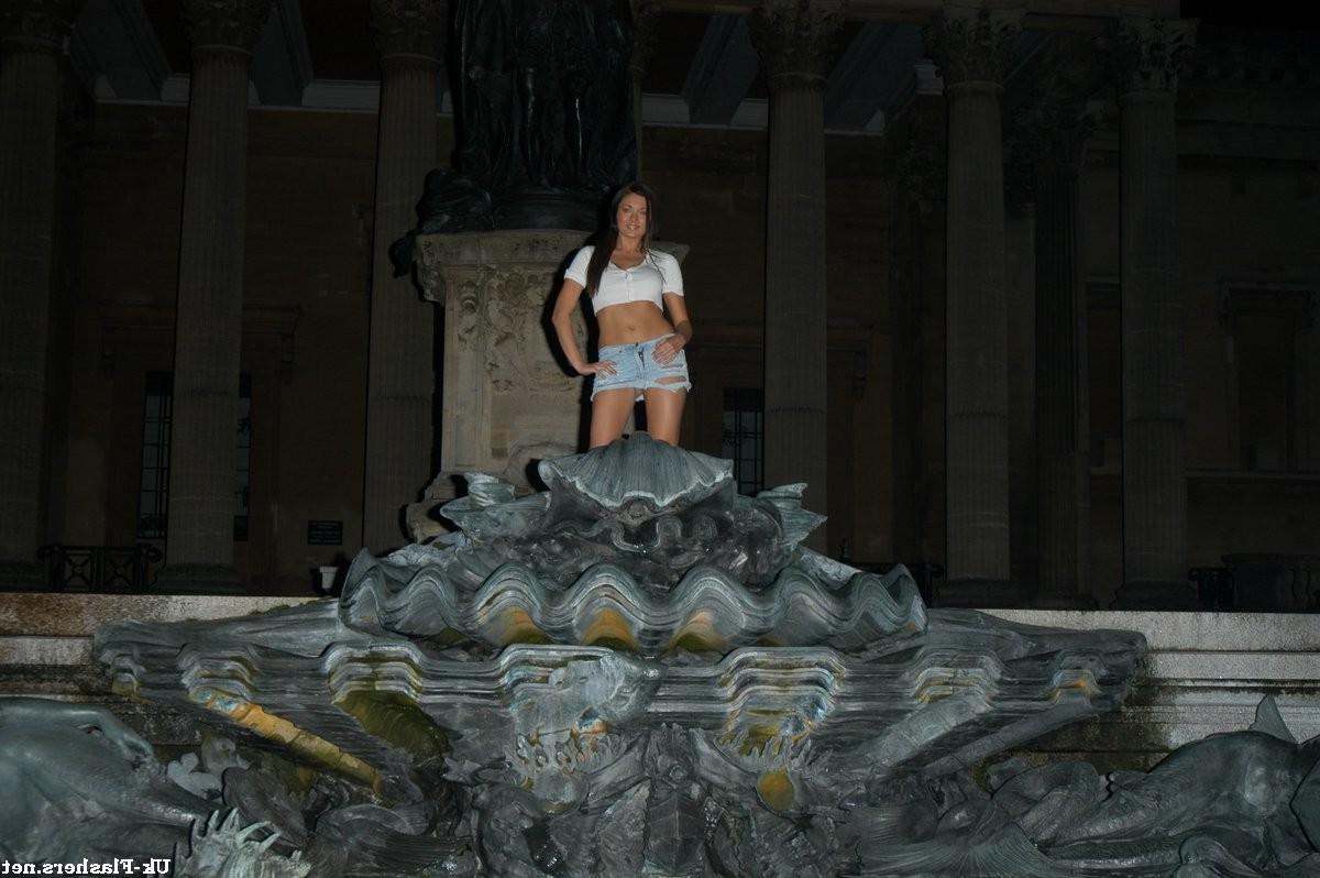 16P Busty british pornstar Charley Atwells landmark flashing in public in busy city 