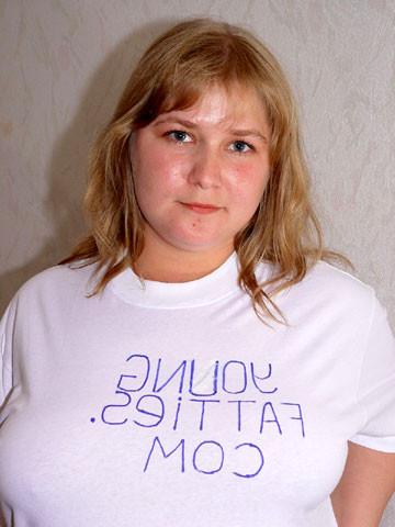 15P Plump girl showing shaved pussy