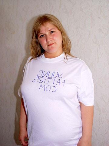 15P Plump girl showing shaved pussy