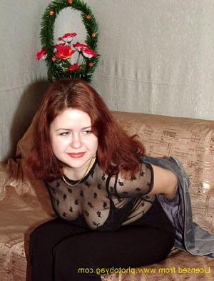 16P Redhair fatty getting naked