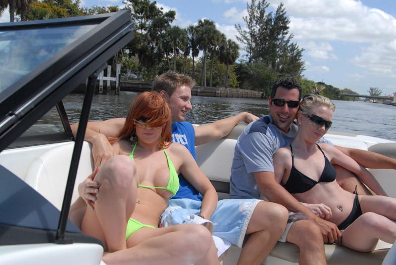 20P Sexy gal gets ocean fucked.|Erica is on for some clam diving.|Adventurous babe o