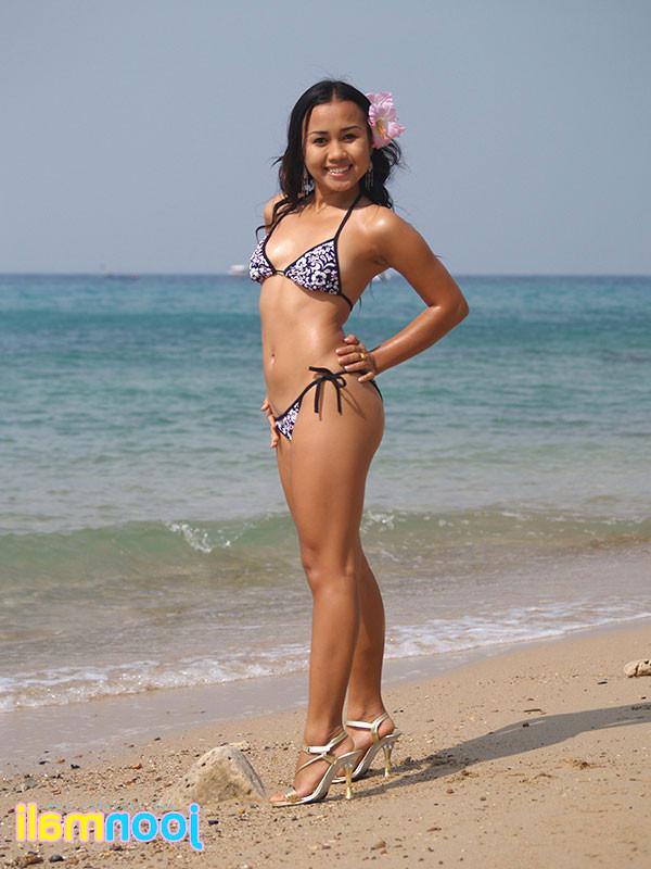15P Sexy Island Girl Gets Nasty On The Beach