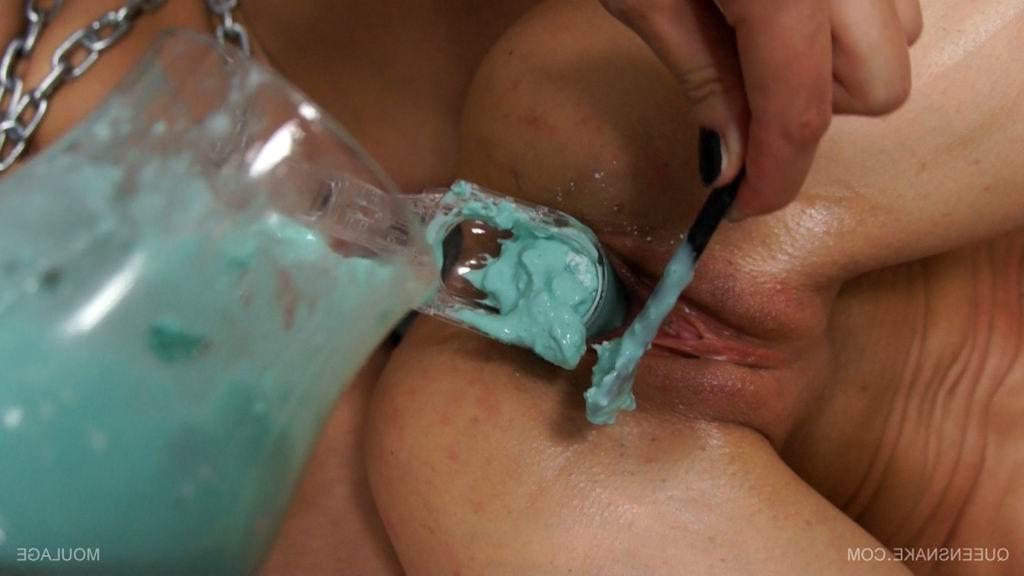 12P Lesbian babes footing and bizarre insertions