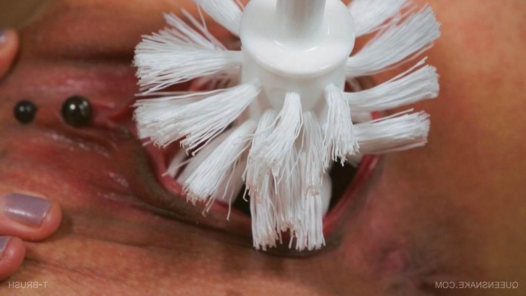 16P extreme and bizarre pussy insertions