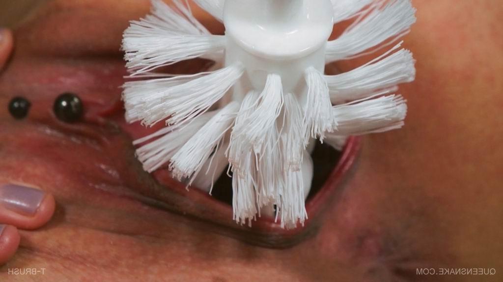 16P extreme and bizarre pussy insertions