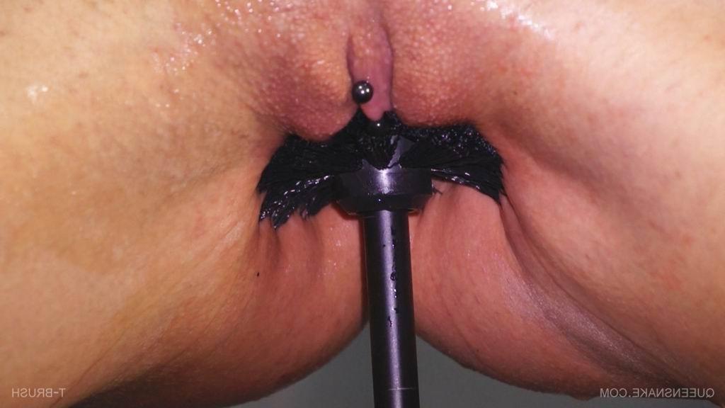 16P extreme and bizarre pussy insertions