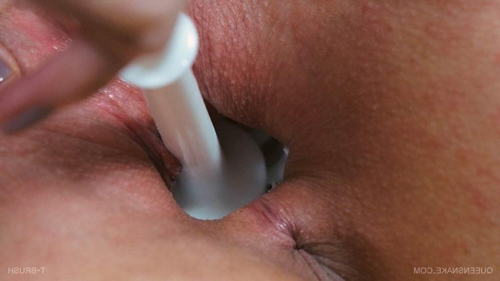 16P extreme and bizarre pussy insertions