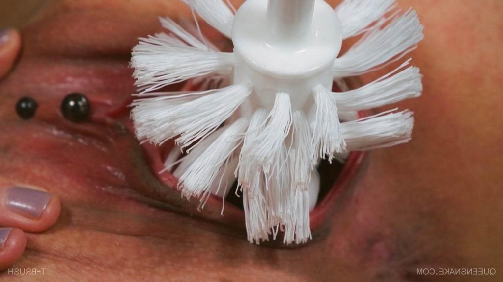16P extreme and bizarre pussy insertions